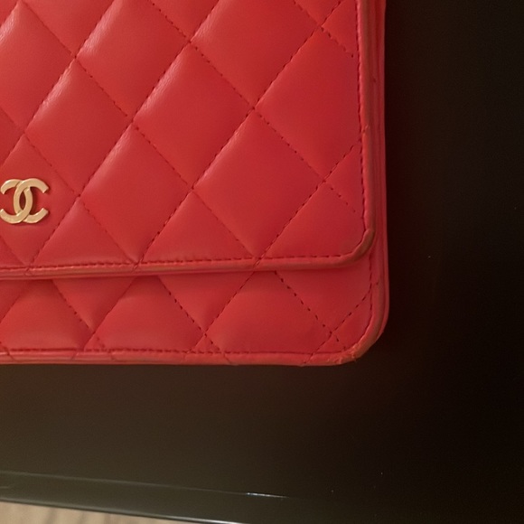 Classic red and gold Chanel wallet on chain - Picture 5 of 10